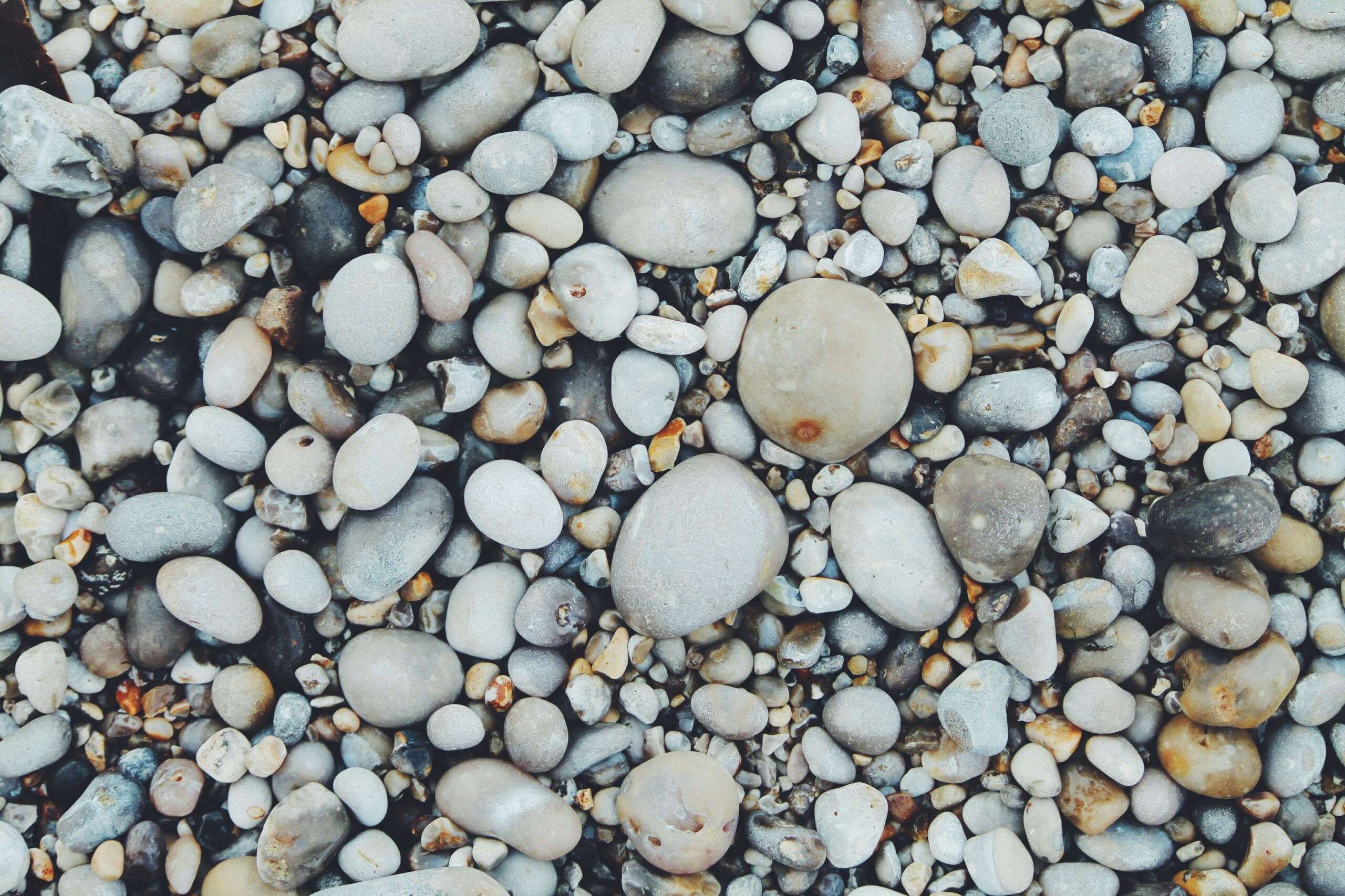 erik-jan-leusink-4psNpOezGzQ-unsplash Hochwertige Steine, die für den Bau einer Mauer aus Naturstein benötigt werden.